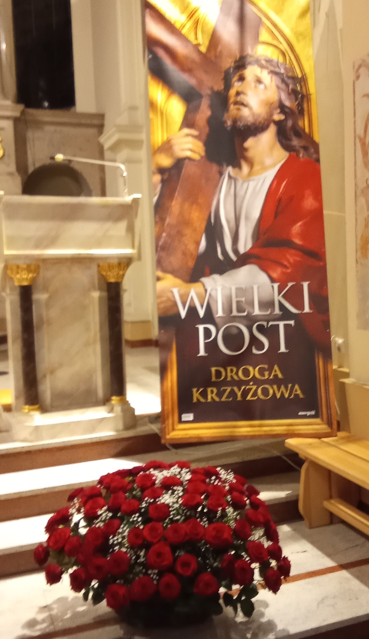 Róże przed Jezusem z Krzyzem