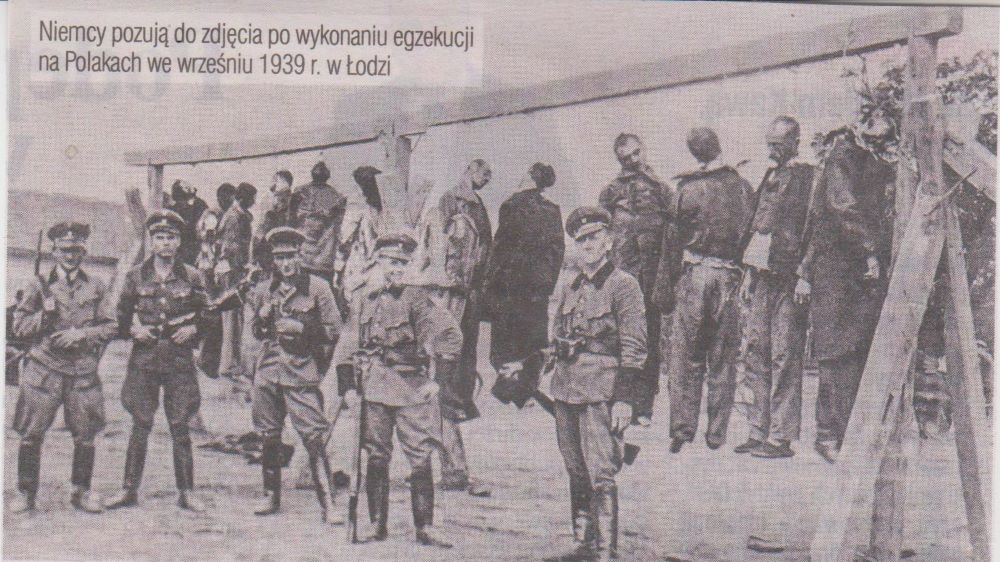 Hitlerowcy na tle wisielców
